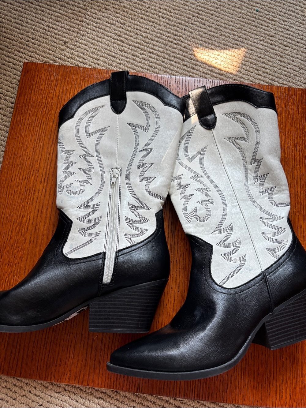 INDIGO RD ALLEY CAT Western Cowgirl mid calf black and white boot. Size 9 - Picture 4 of 9